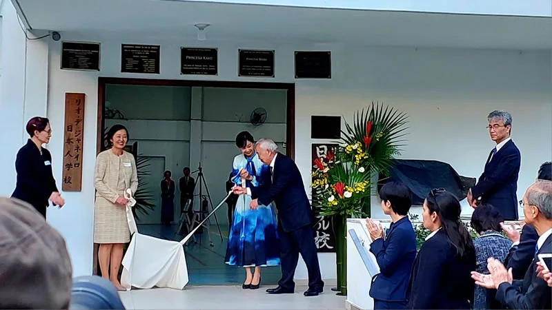 Princesa Kako conquista os corações no Rio de Janeiro. Princesa Kako e Shirley Atsumi descerraram a placa comemorativa (centro). Foto de Teruko Okagawa Monteiro