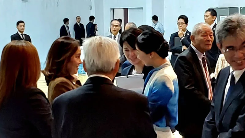 Princesa Kako conquista os corações no Rio de Janeiro. Como todos os participantes, deputada estadual Elika Takimoto recebeu atenção carinhosa. Foto de Teruko Okagawa Monteiro